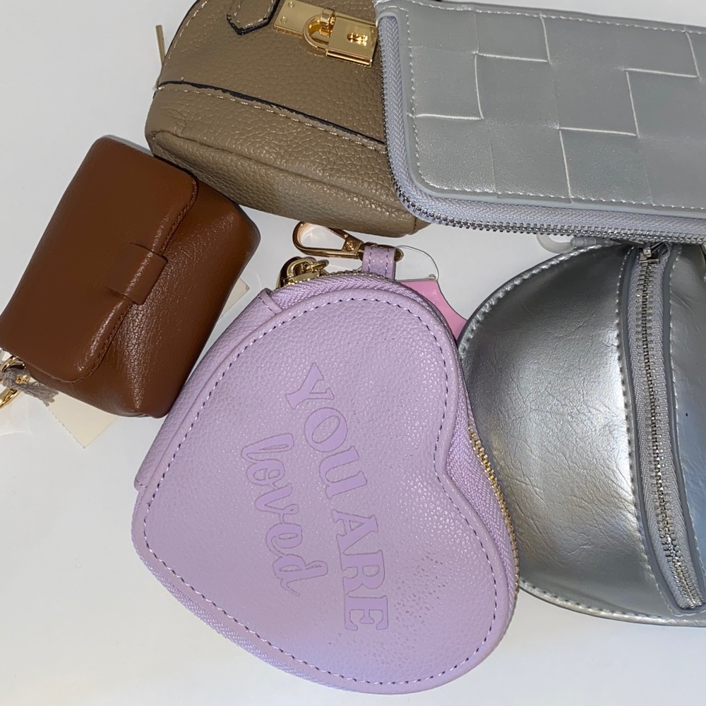 View’s choice! Elevate your look 😍Assorted bag charms or card holders - Picture 3 of 7